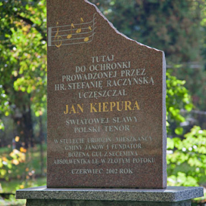 Zloty Potok, pomnik Jana Kiepury przy alejce prowadzaczej do palacu Raczynskich, 